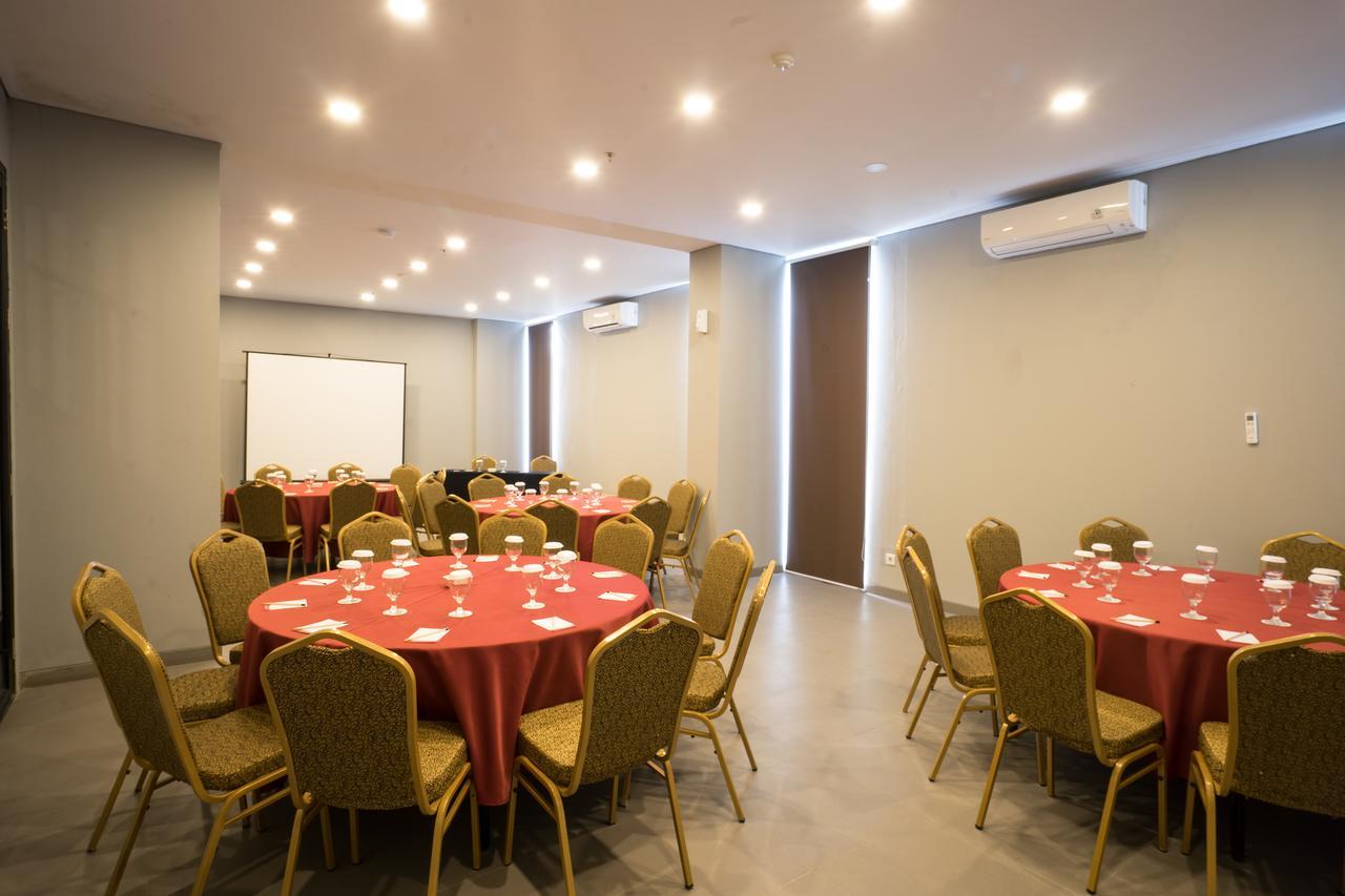 Maple Hotel Grogol Jakarta Exterior foto
